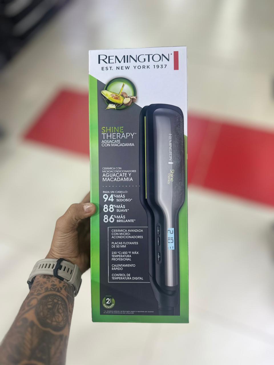 Remington Shine Therapy con placas anchas de cerámica infundidas con microacondicionadores de aguacate y macadamia.