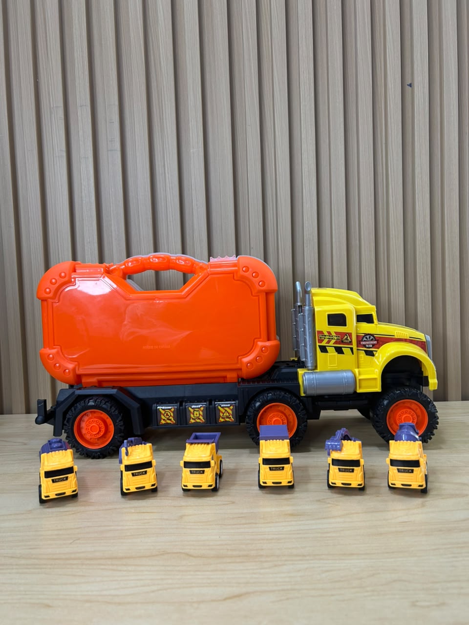 CAMIÓN CON CARRITOS DE CONSTRUCCIÓN 🏗️🚛